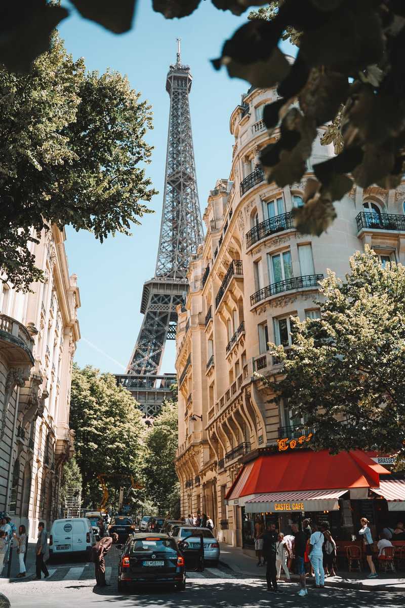 Paris et ses voitures.