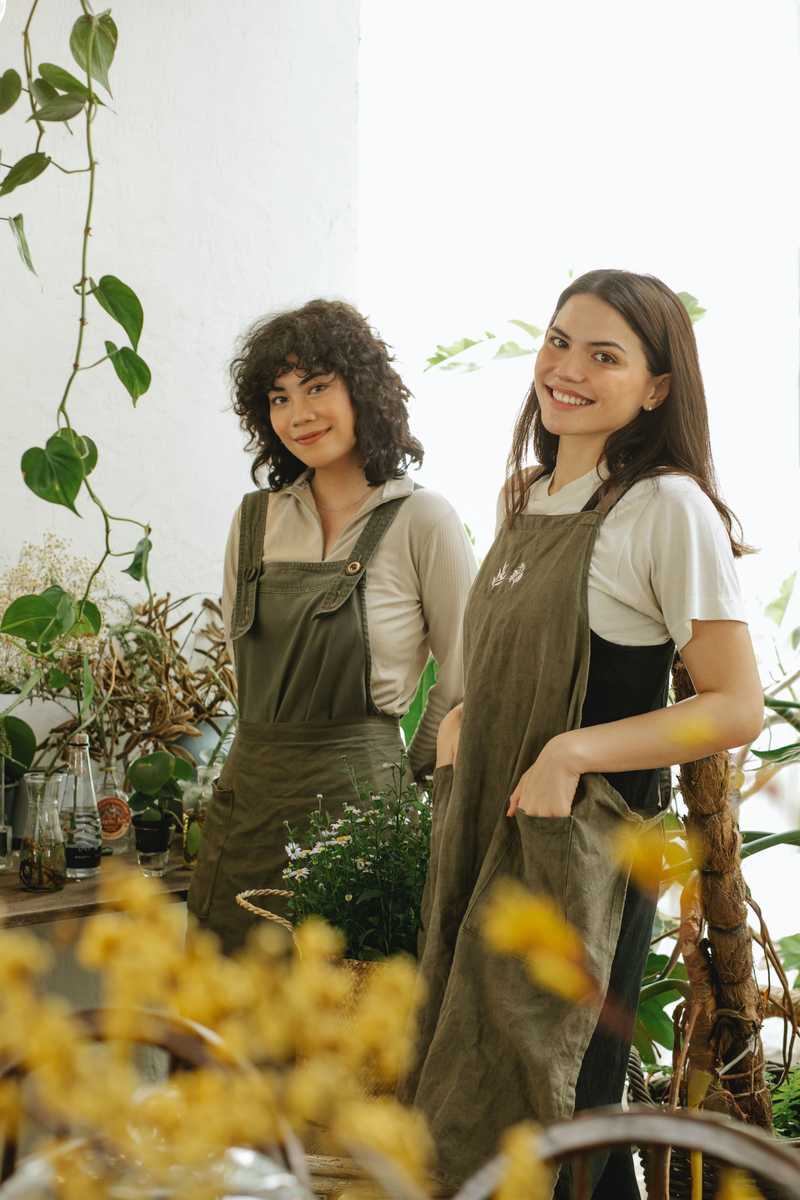 Deux employées ravies dans un fleuriste