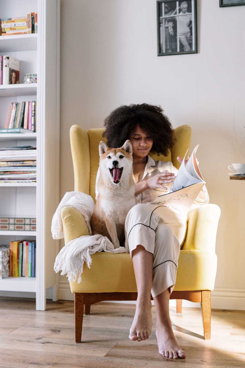 Jeune femme dans son appartement avec son chien